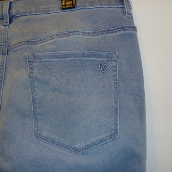 NWT-DG2 by Diane Gilman Light Blue Zipper Jeans with Front and Back Pockets - Picture 4 of 4